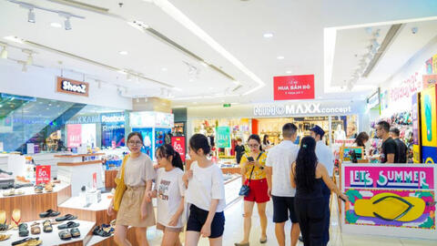 Khai màn Lễ hội mua sắm Đỏ, khách hàng đổ xô tới Vincom “săn sale”