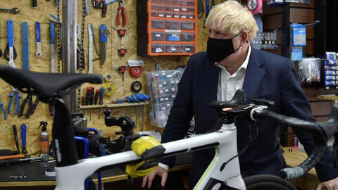 Thủ tướng Anh gây tranh cãi khi đạp xe hơn 10km tập thể dục giữa dịch bệnh