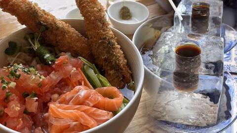 Hai món độc lạ được giới trẻ Châu Á săn lùng nhất hiện nay: mì làm từ sợi cá hồi, cà phê uống bằng đá tảng