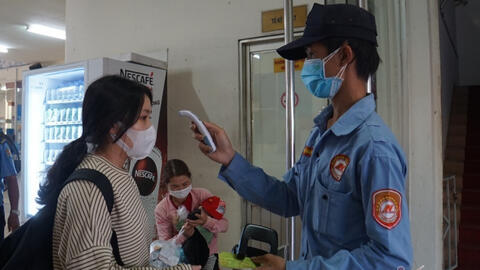 TPHCM ghi nhận 4 ca nhiễm Covid-19, khách đổ dồn ra bến xe để về quê