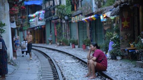 Phố cà phê đường tàu vắng lặng sau lệnh cấm dừng hoạt động