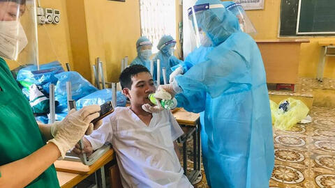 Thông khí, tiếp nước khi đang mặc bảo hộ có thể tăng nguy cơ lây nhiễm nCoV