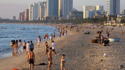 Hàng nghìn người dân Đà Nẵng đi tắm biển sau khi nới lỏng cách ly xã hội
