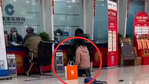 Người phụ nữ quỳ xin được "chen hàng" để gửi tiết kiệm tiền mừng tuổi 7,4 triệu đồng của con trai, dân mạng thấy khó hiểu: "Vì đâu đến nỗi?"