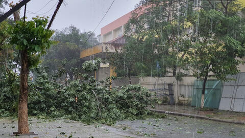 Bão số 9 tăng tốc, chuẩn bị đổ bộ vào đất liền