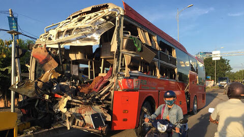 Hai xe khách tông nhau ở Khánh Hòa, 1 người chết, hàng chục người bị thương