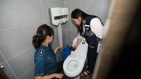 Nhà vệ sinh nữ của đài truyền hình KBS bị gắn thiết bị quay lén