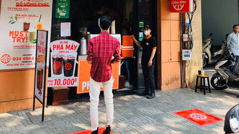 Quán cà phê ở Sài Gòn áp dụng mô hình ô vuông giữ khoảng cách phòng Covid-19