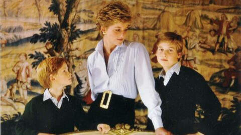 Bức tượng khắc họa bộ cánh nổi tiếng của công nương Diana khánh thành