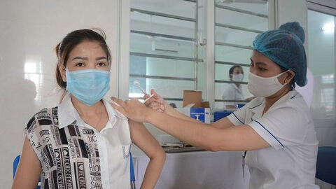 Cấp tốc tiêm vaccine COVID-19 cho công nhân tại Bắc Giang, Bắc Ninh