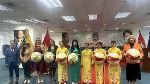 Giới thiệu áo dài truyền thống của Việt Nam tại Venezuela