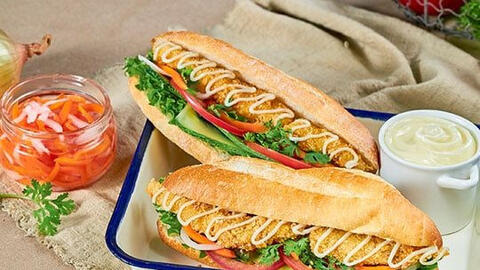 Món ngon mỗi ngày: Cách làm bánh mì kẹp cá chiên xù