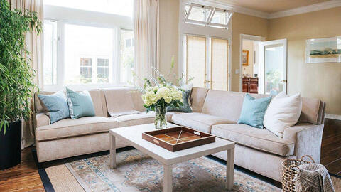 Ngôi nhà theo phong cách bãi biển hiện đại với những mảng màu xanh lam và san hô rực rỡ