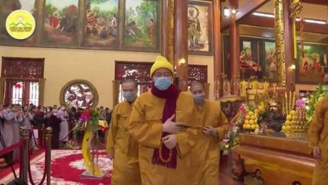 Trụ trì chùa Ba Vàng đeo khẩu trang khi thuyết giảng cho Phật tử