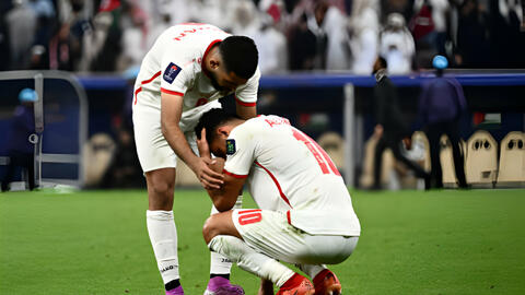 Cầu thủ Jordan đổ gục tiếc nuối khi lỡ chức vô địch Asian Cup, vẫn có hành động cực đẹp với nhà vô địch