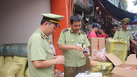 Tịch thu hàng chục nghìn sản phẩm không rõ nguồn gốc tại nhà xe Sao Việt