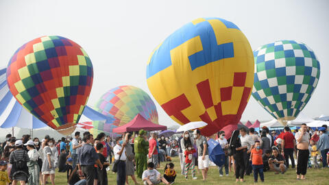 Người dân Hà Nội háo hức đổ về ven sông Hồng ngắm khinh khí cầu