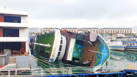 Du thuyền tiền tỷ lật ngang khi đang neo đậu ở cảng tàu Tuần Châu