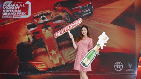 Người dân Sài Gòn hào hứng đua thử F1 tại Vietnam Motor Show