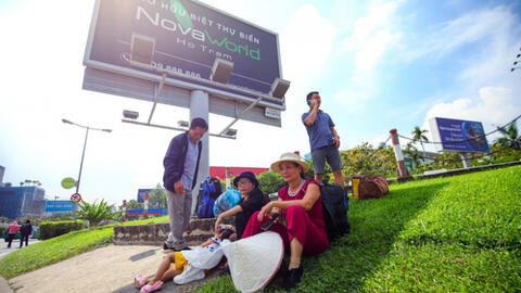 Hành khách sân bay Tân Sơn Nhất phải đi bộ ra đường đón xe công nghệ