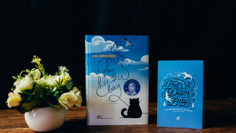 "Chuyện con mèo dạy Hải Âu bay" ra mắt bản bìa cứng tưởng nhớ tới tác giả Luis Sepúlveda