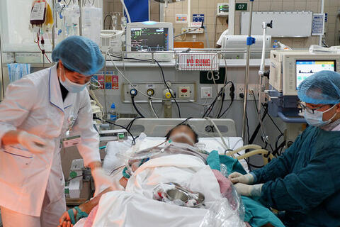 Người đàn ông 40 tuổi hôn mê, nguy kịch do uống rượu 9 ngày liên tục