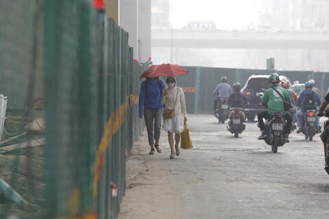 Không khí Hà Nội tiếp tục ở ngưỡng báo động, người dân cảm thấy "ngạt thở"