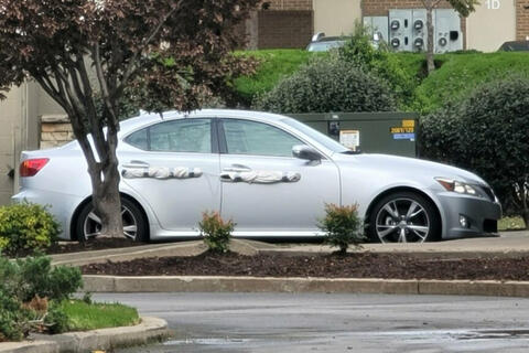 Vật lạ ở cửa xe khiến người dân thất kinh, cảnh sát, cứu thương, cứu hỏa ập tới nhưng chưng hửng ra về