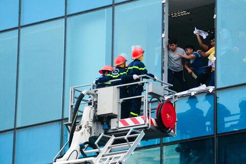 Làm sao để thoát ra khi quán karaoke bốc cháy?