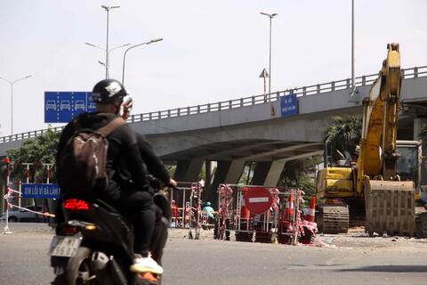 Cuối năm, Sài Gòn lại ngổn ngang lô cốt