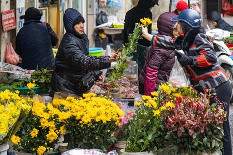 Người Hà Nội tất bật sắm lễ cúng rằm cuối cùng năm Quý Mão