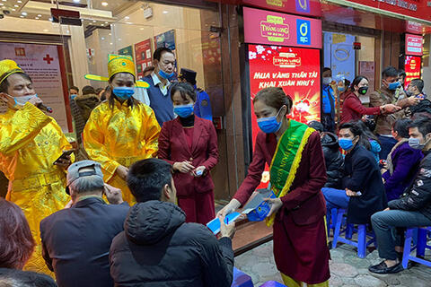 Xếp hàng từ 2 giờ sáng, chịu giá rét mua vàng Thần Tài giữa "tâm bão" virus Corona