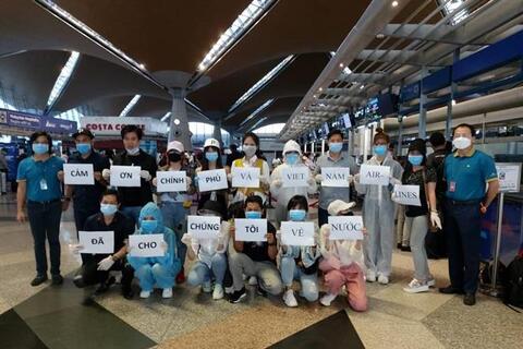 Ảnh nổi bật trong ngày: Hơn 270 công dân Việt Nam từ Malaysia về nước