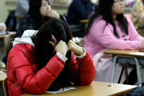 Phim tài liệu "bóc trần" sự thật khắc nghiệt về kỳ thi ĐH ở Hàn Quốc: Có những đứa trẻ bình thường, nỗ lực mấy cũng không được đền đáp