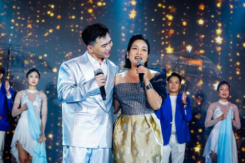 "Thiếu gia nghìn tỷ" Kiey run khi song ca với diva Mỹ Linh