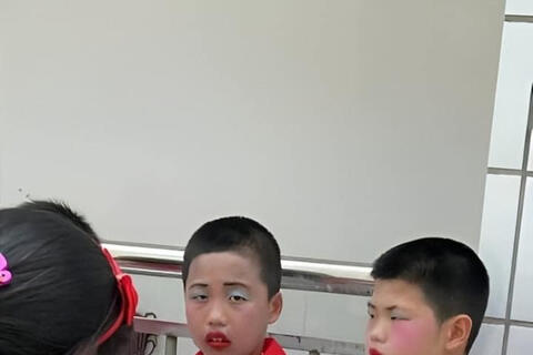 Bức ảnh nhóm học sinh diễn văn nghệ khiến người nghiêm túc nhất cũng phải phì cười: Bao ký ức tuổi thơ ùa về!