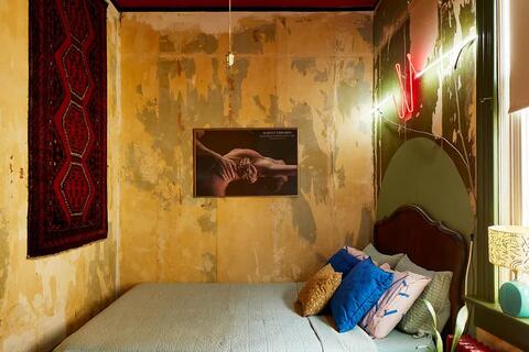 Phong cách phòng ngủ nhỏ tối giản, hiện đại và đầy màu sắc