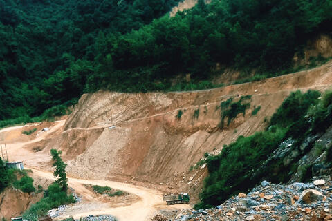 Hà Trung (Thanh Hoá):  Ngụy trang "bóc phong hóa" xẻ đồi, bạt núi khai thác đất vượt thẩm quyền?