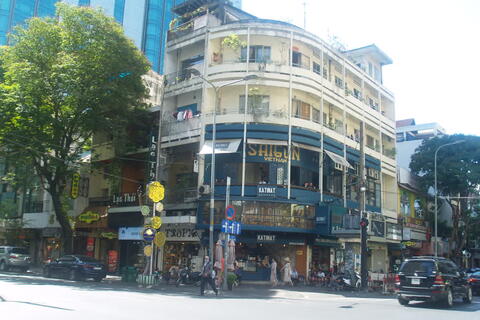 Con đường sầm uất nhất Sài Gòn đìu hiu vì dịch virus corona