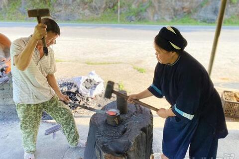 Lửa lò rèn vẫn hồng