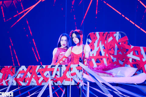 Hồ Ngọc Hà - tlinh lần đầu “đọ giọng" với màn tráo hit, khiến khán giả “nghẹt thở" với sân khấu nóng bỏng tại Gala WeChoice