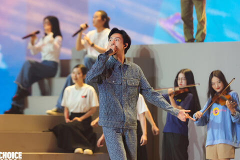 Đen Vâu mở màn gala WeChoice với tiết mục “người bình thường” quá cảm xúc: Đi Theo Bóng Mặt Trời thăng hoa cùng nhạc Trịnh Công Sơn!