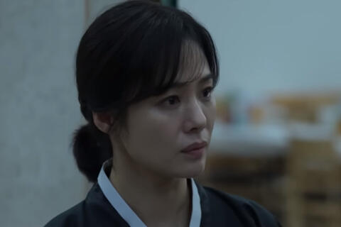 Phim Hàn đứng top 1 Việt Nam "khó đoán đến từng khung hình", nữ chính khoe nhan sắc không tuổi gây sốt