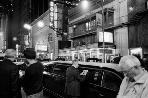 Những tấm ảnh độc đáo về khu phố  Broadway về đêm