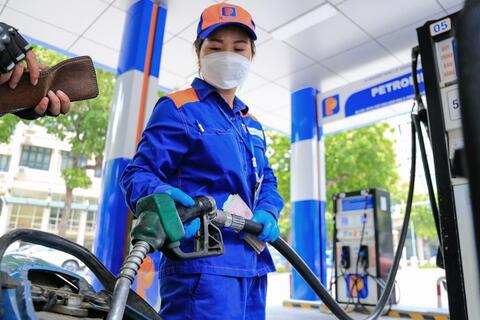 Giá xăng tăng mạnh, gần 1.000 đồng mỗi lít