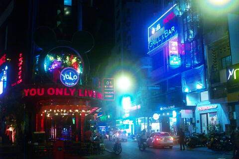 'Phố Tây' Bùi Viện vắng như 'chùa Bà Đanh' vì dịch virus corona