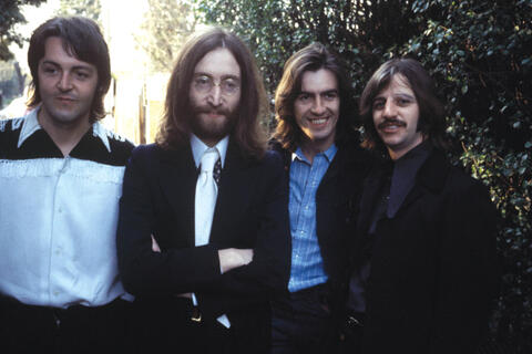 Ca khúc cuối cùng của The Beatles vừa được ra mắt sau 45 năm, giọng hát John Lennon vang lên gây nổi da gà