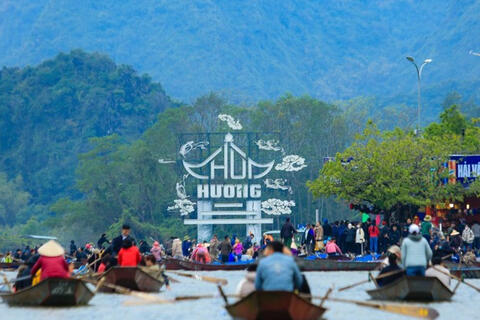Hơn 2 vạn người đổ về chùa Hương dù chưa khai hội: Những điều cần biết khi tham gia lễ hội mùa xuân lớn nhất Việt Nam