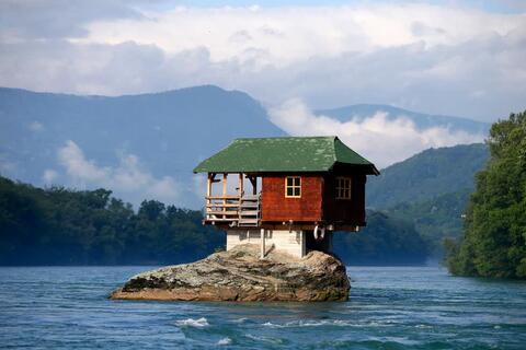 16 ngôi nhà xây dựng ở những nơi vô lý nhất thế giới