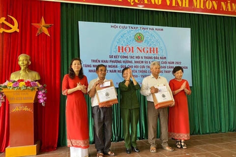 Các nhà báo nữ tri ân cựu thanh niên xung phong tỉnh Hà Nam